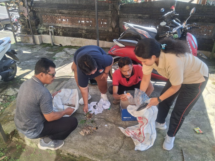 GIAT JUMAT BERSIH,,,,ATAS ARAHAN BAPAK PERBEKEL DAN PAK SEKDES, SELURUH STAF DESA MELAKUKAN PEMILAHAN SAMPAH DI KANTOR DESA WONGAYA GEDE