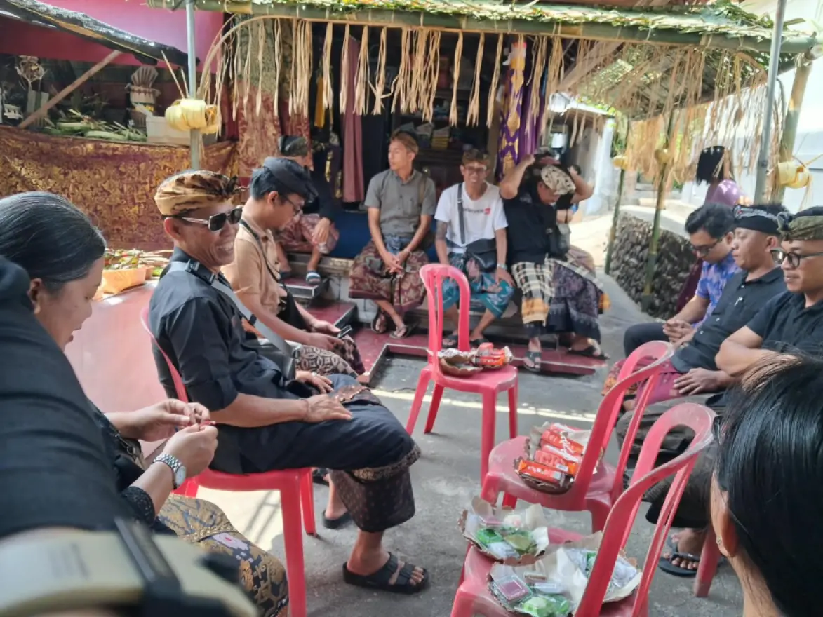 Tanggal 20 Oktober 2026 Bapak Perbekel Desa Wongaya Gede Bersama Seluruh Staf Desa Melayat Kerumah Duka (Bapak KAWIL Batukambing)  Di Banjar Dinas Batukambing
