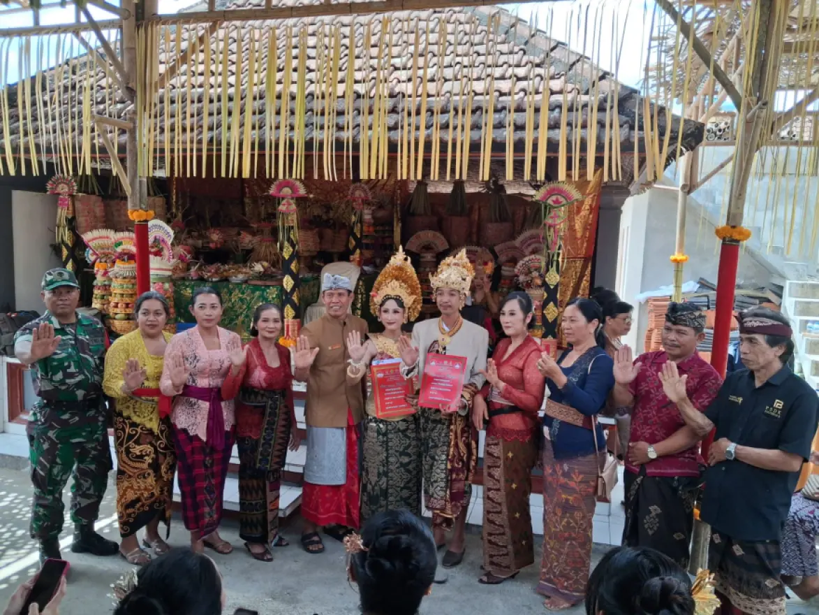 PENYERAHAN AKTA NIKAH DI BANJAR DINAS WONGAYA KANGIN, BAPAK DAN IBU PERBEKEL DESA WONGAYA GEDE DIDAMPINGI OLEH TEAM TPK, BAPAK SEKDES, BAPAK BABINSA DAN JUGA BAPAK BPD DESA WONGAYA GEDE.