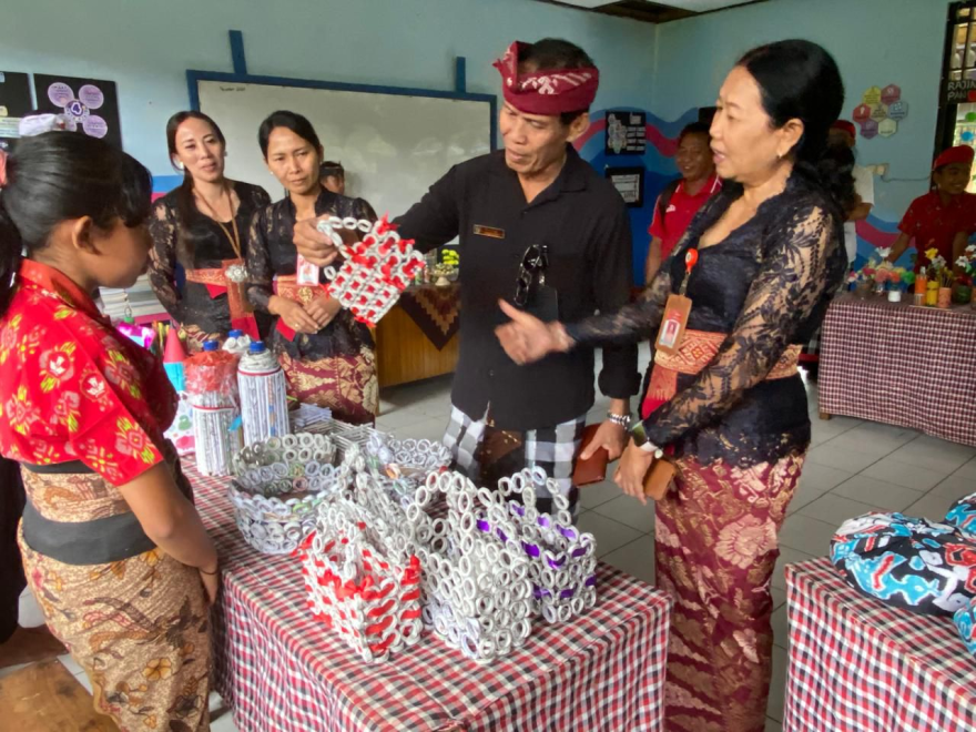 KEGIATAN PENGOLAHAN SAMPAH "SUBALI" (SAMPAHKU BISA KU OLAH KEMBALI) KERJA SAMA SEKOLAH SD (SEKOLAH DASAR) DAN PEMERINTAH DESA WONGAYA GEDE DALAM UPAYA MENGURANGI PENCEMARAN LINGKUNGAN DARI SAMPAH PLAS
